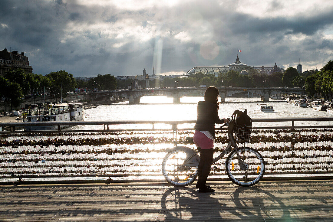 View from Passerelle Leopold-Sedar-Senghor, formerly known as passerelle Solferino over the River Seine to the Grand Palais with Pont de la Concorde, France, Europe, UNESCO World Heritage Sites (bank of Seine between Pont de Sully und Pont d'Iena)