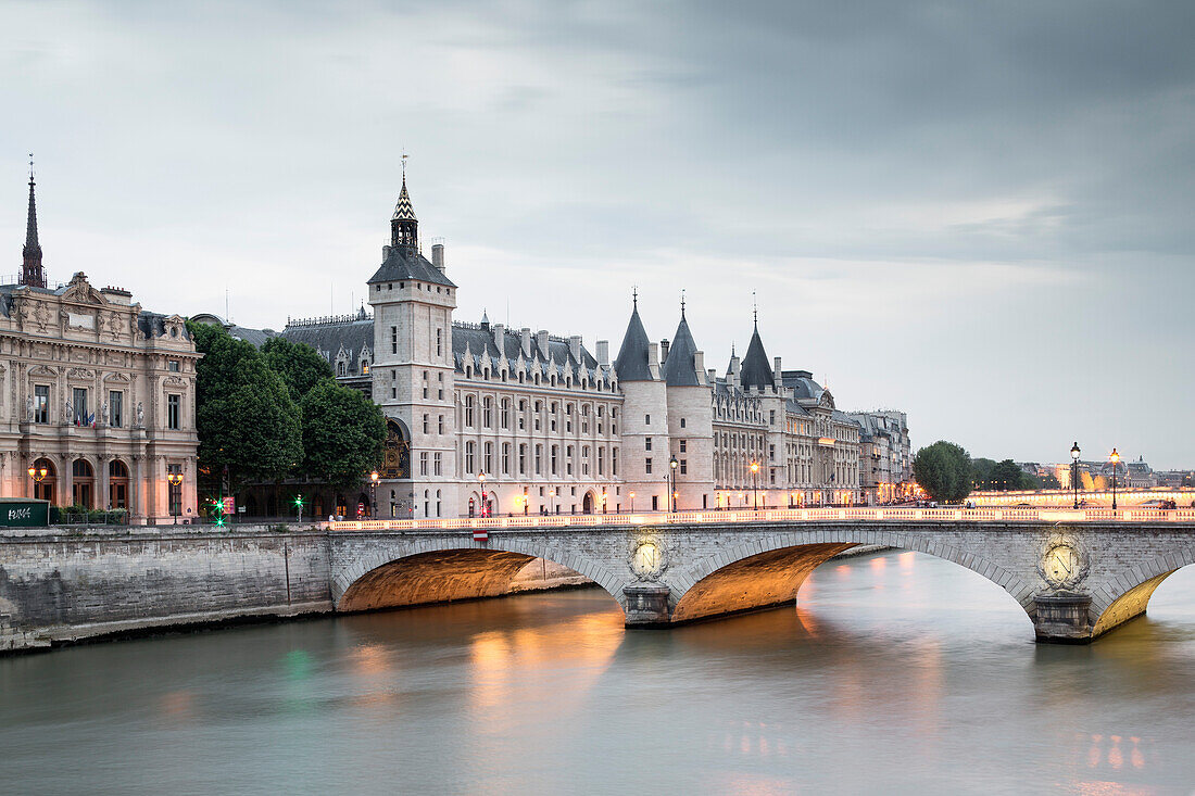 Blick auf Conciergerie, Palais de Justice de Paris und Pont au Chance, Île de la Cité, Paris, Frankreich, Europa, UNESCO Welterbe (Seineufer zwischen Pont de Sully und Pont d'Iéna)