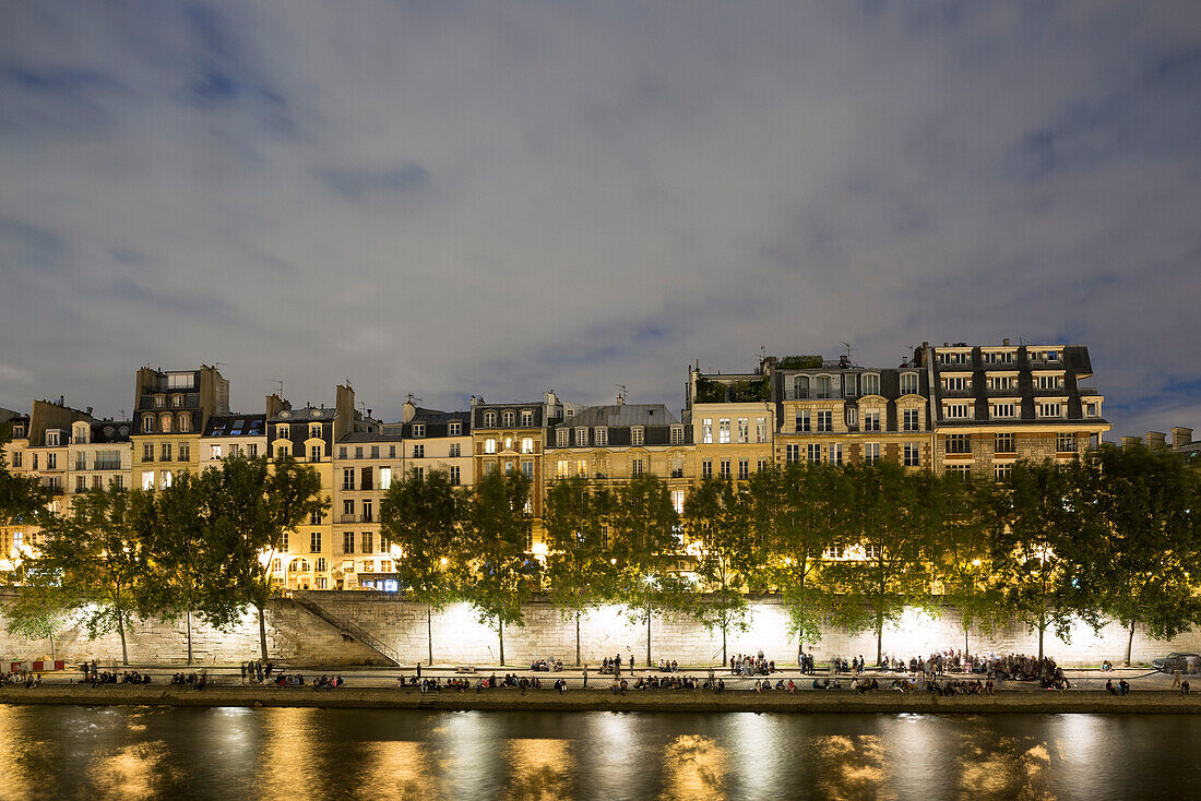 Blick auf Quai des Orfèvres bei Nacht, Île de la Cité, Paris, Frankreich, Europa, UNESCO Welterbe (Seineufer zwischen Pont de Sully und Pont d'Iéna)