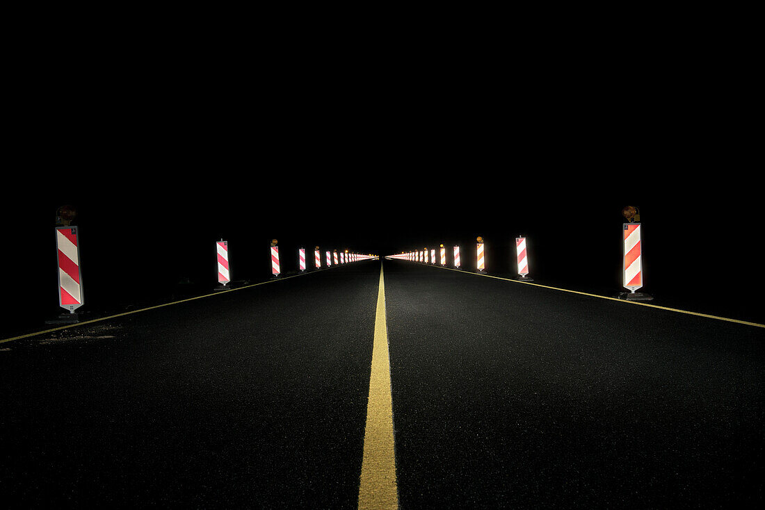 Neue Umgehungsstrasse durch Fliegerhorst - ehemaliger Miltärflughafen - bei Nacht, Leipheim bei Günzburg, Schwaben, Bayern, Deutschland