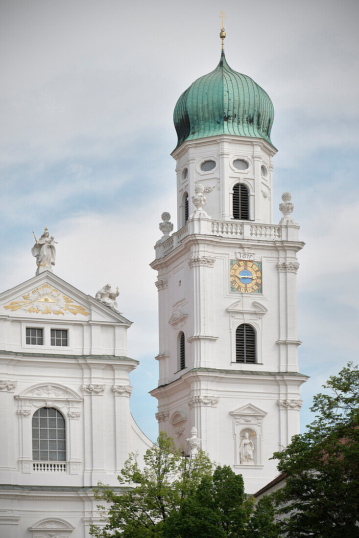 Church tower of St. Stephan's cathedral, old town of Passau, Lower Bavaria, Bavaria, Germany