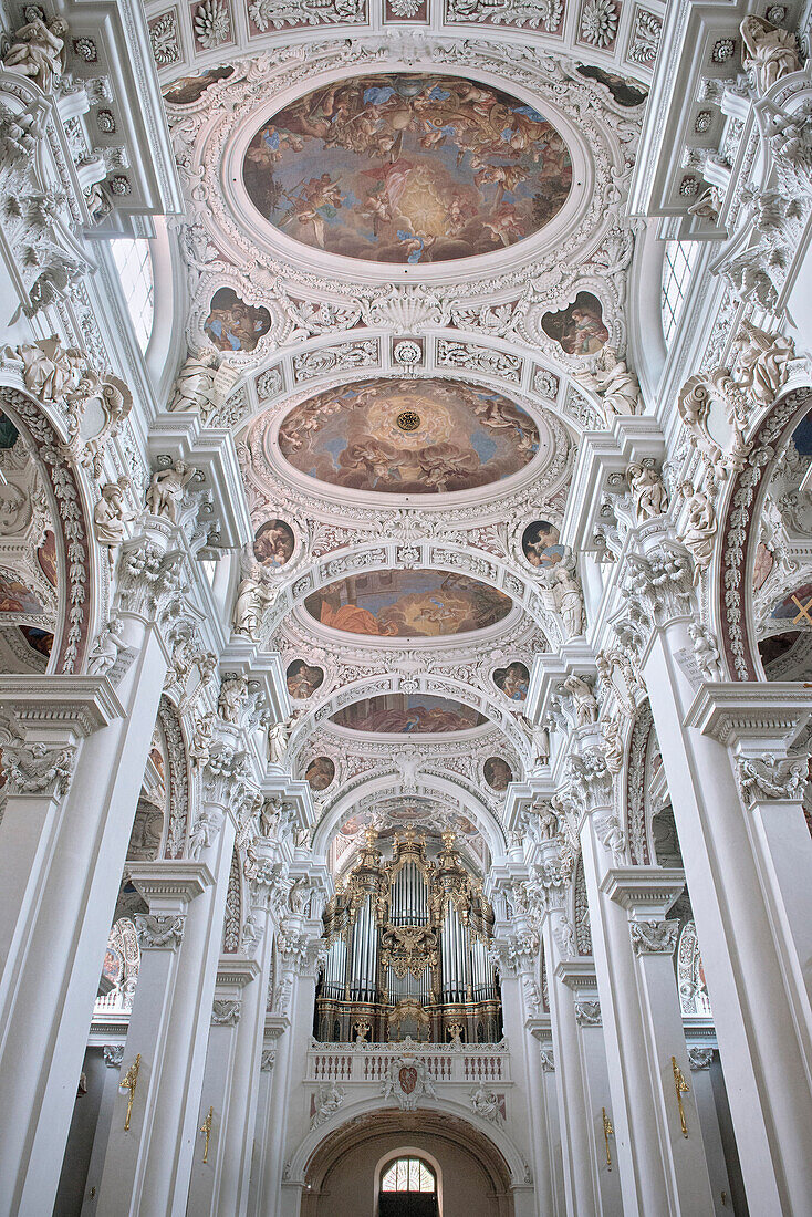 Innenansicht auf Deckengemälde im Dom St. Stephan, Altstadt Passau, Niederbayern, Bayern, Deutschland
