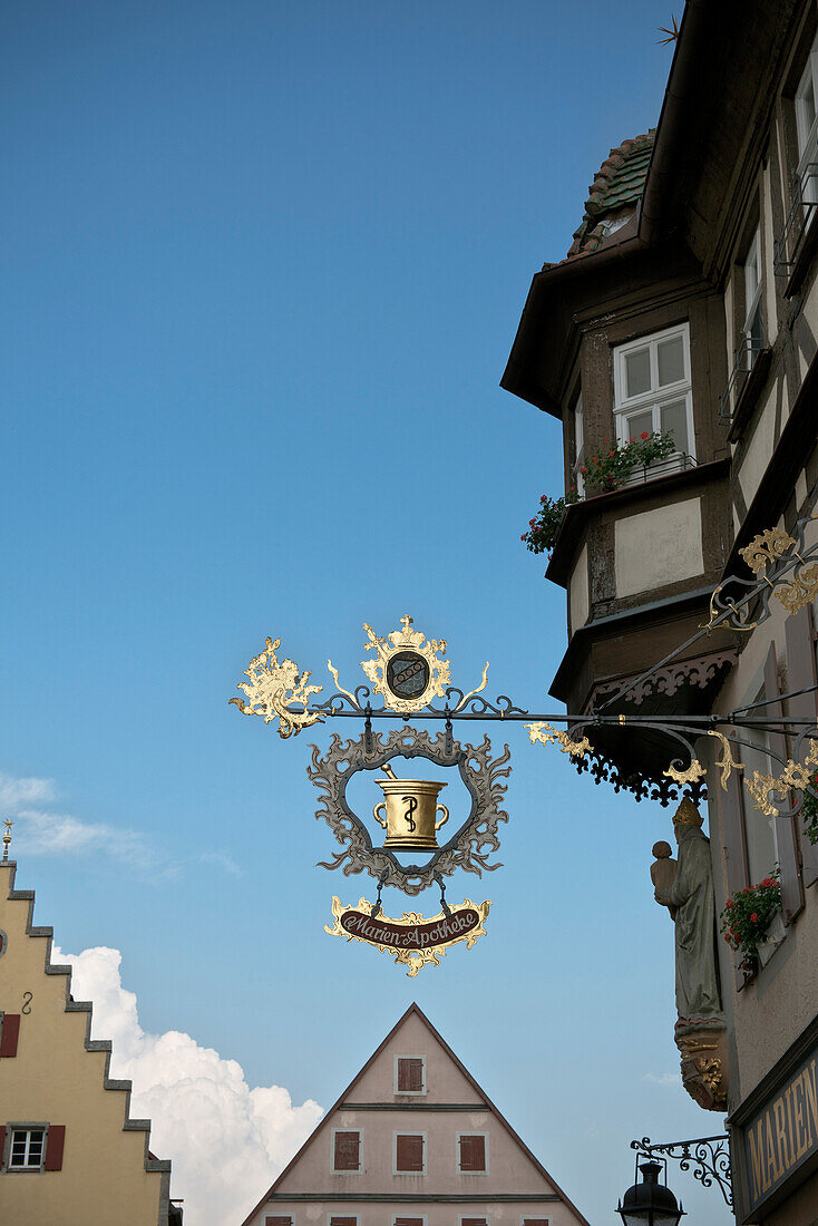 Apotheken Schild und Häuserfassaden in Altstadt Rothenburg ob der Tauber, Romantische Straße, Franken, Bayern, Deutschland