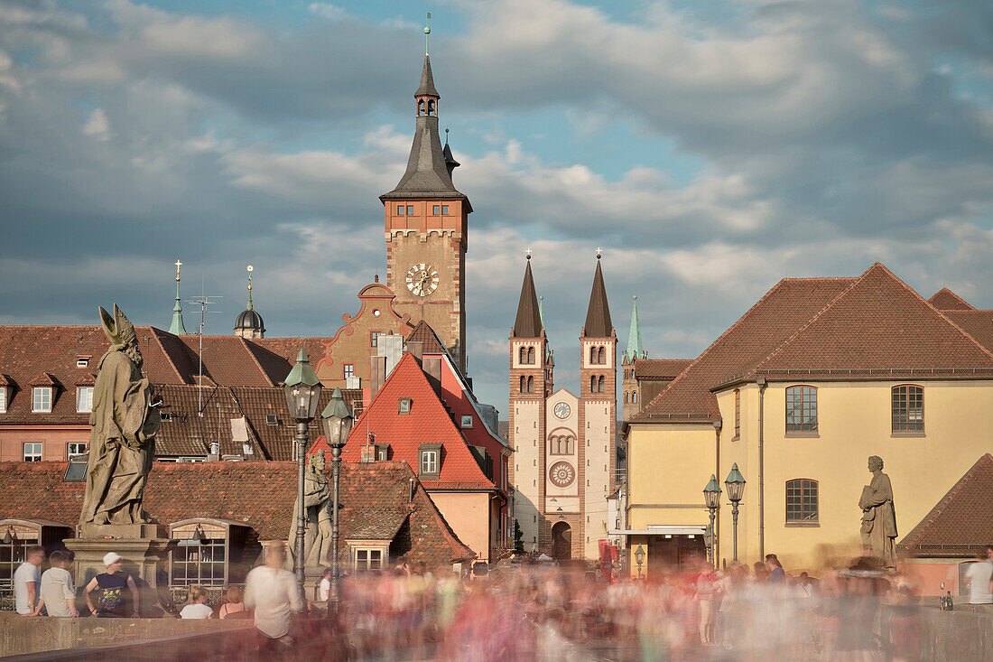 Blick auf Dom St. Kilian von Alter Mainbrücke, Menschenmasse Langzeitbelichtung, Würzburg, Franken, Deutschland