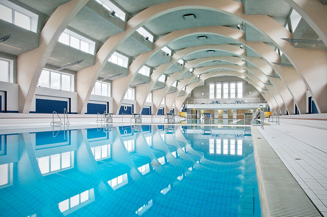 Schwimmhalle im Hallenbad Heslach, Stuttgart, Baden-Württemberg, Deutschland