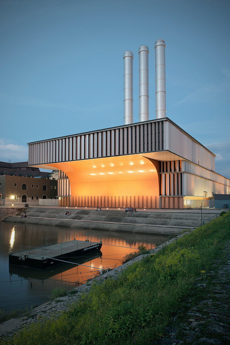 Heizkraftwerk bei Nacht, Würzburg, Franken, Bayern, Deutschland, Architekt Brückner und Brückner