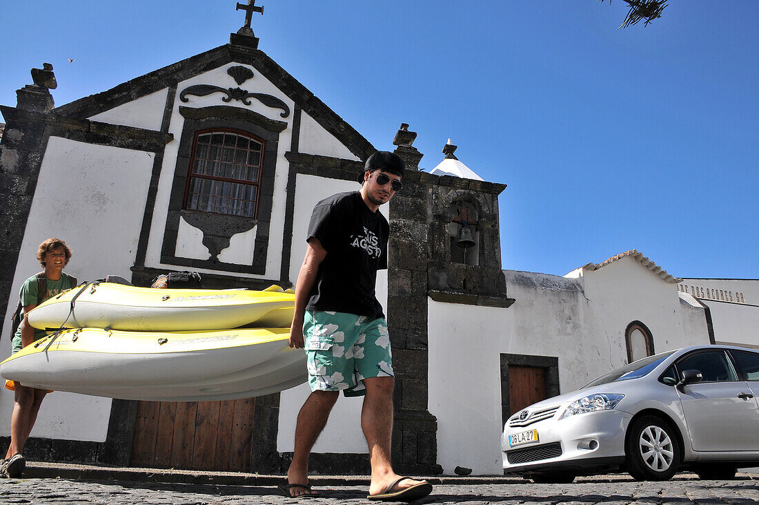 Zwei Jugendliche mit Kanus, in Santa Cruz, Insel Graciosa, Azoren, Portugal