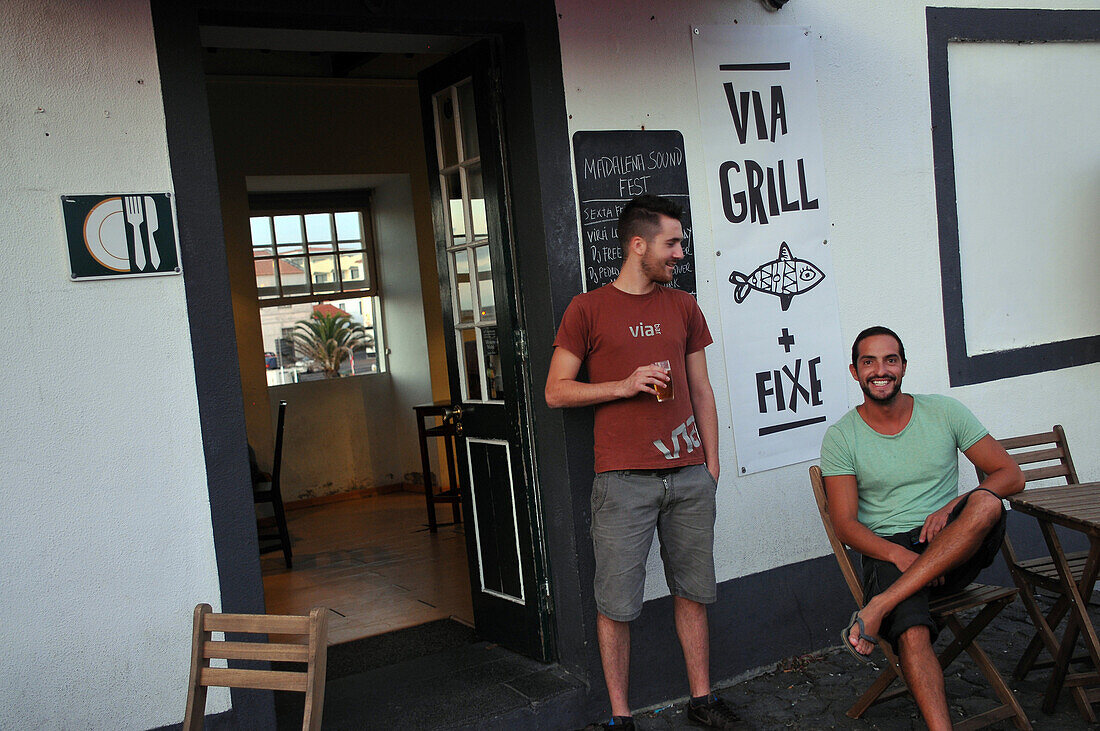 Zwei Männer in einer Bar in Madalena, Insel Pico, Azoren, Portugal