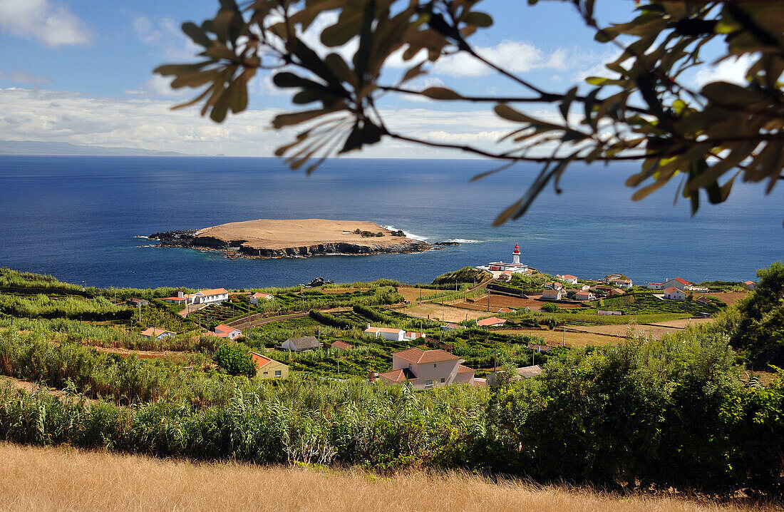 Leuchtturm bei Topo im Ostteil mit Ilheu, Insel Sao Jorge, Azoren, Portugal