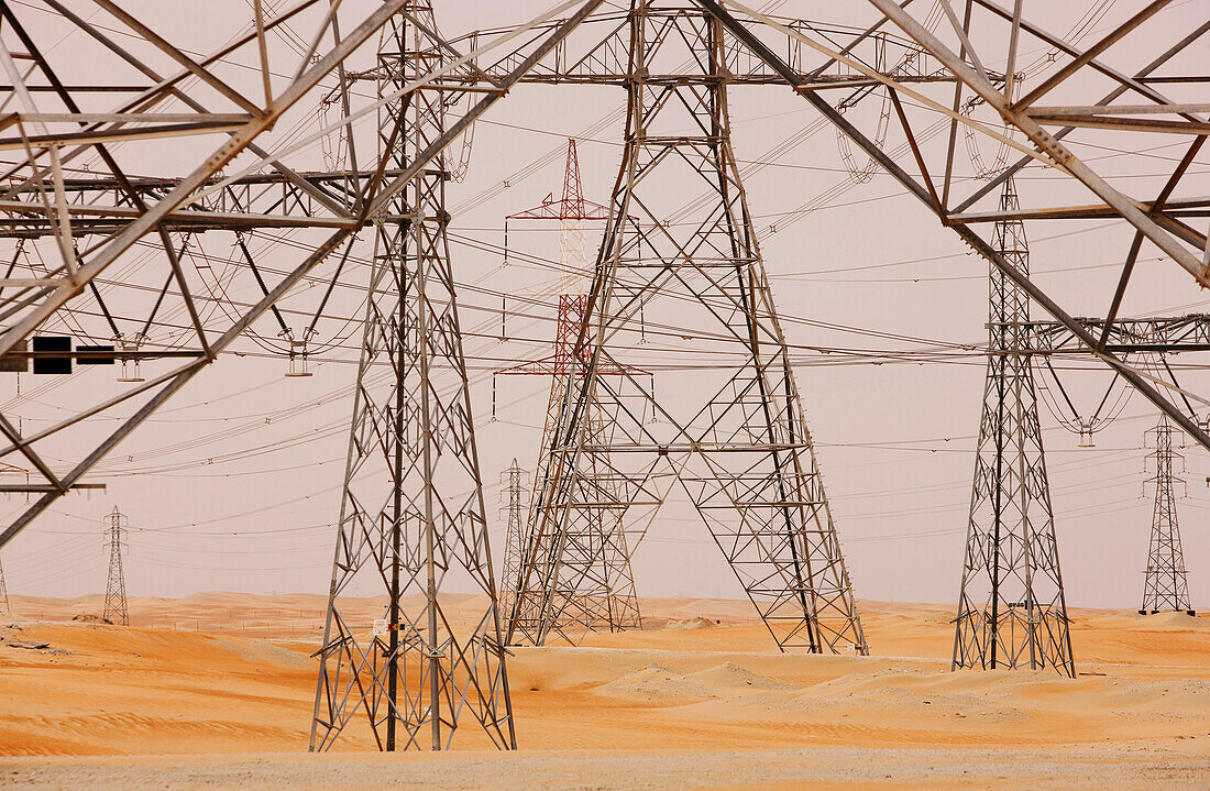 Strommasten in der Wüste, Abu Dhabi, Vereinigte Arabische Emirate
