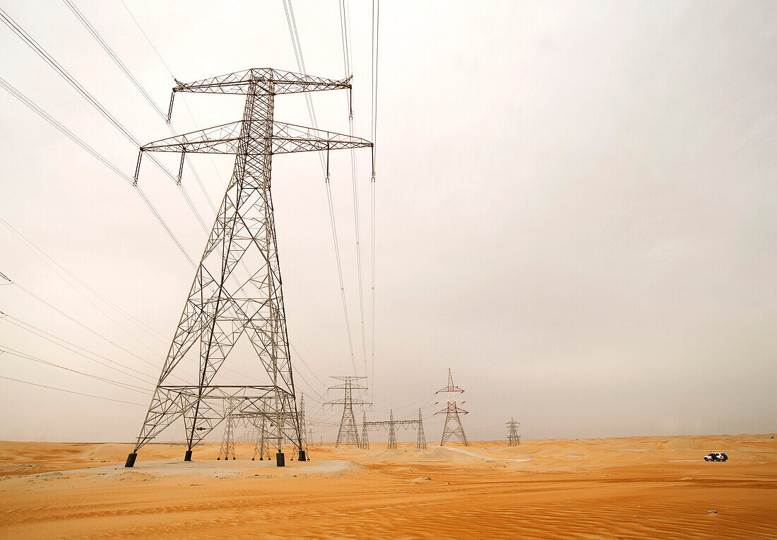 Strommasten in der Wüste, Abu Dhabi, Vereinigte Arabische Emirate