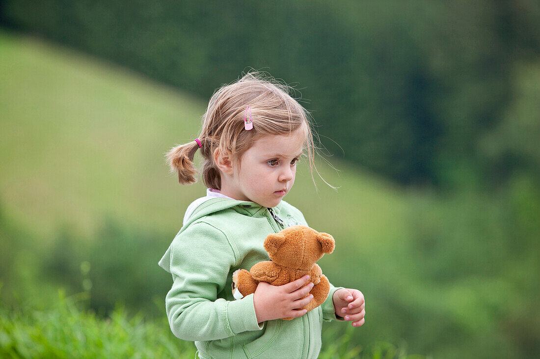 Mädchen (3 Jahre) mit einem mit Kuschelbär, Steiermark, Österreich