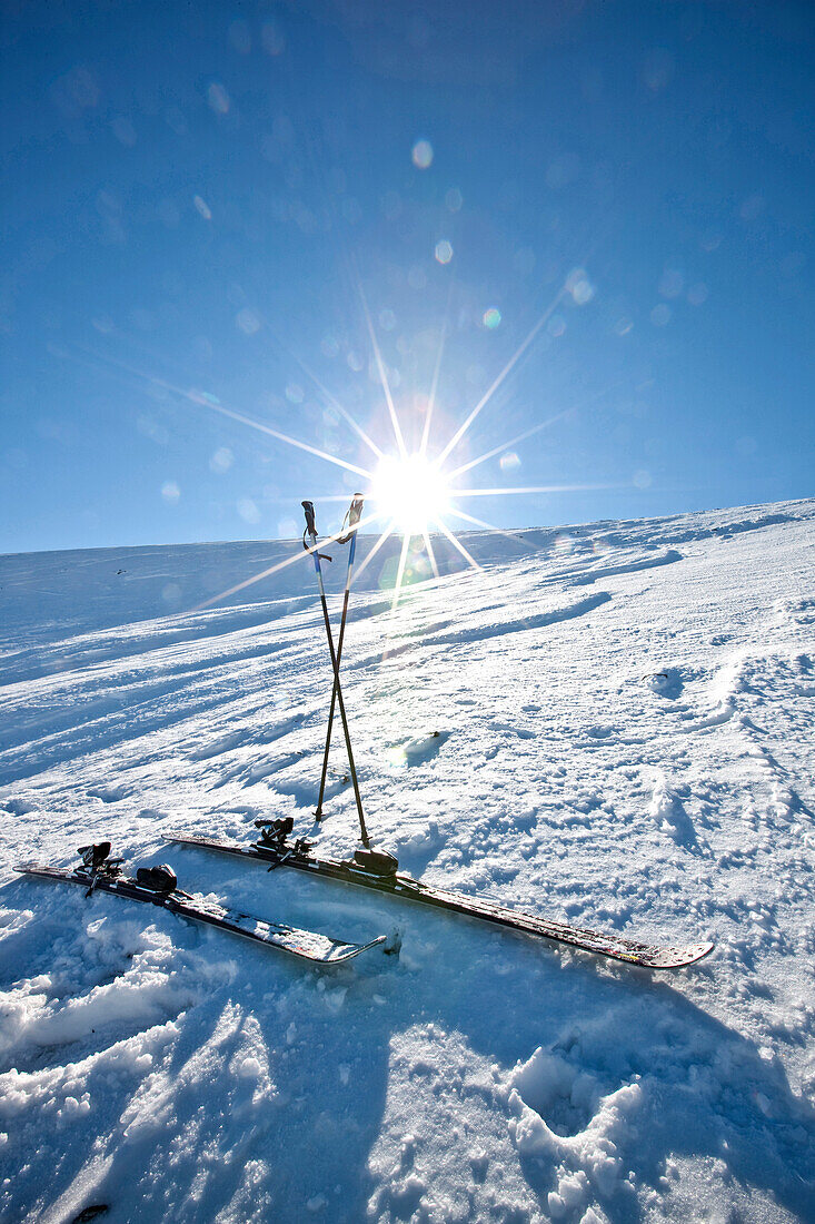 Ski und Skistöck im Gegenlicht, Laax, Kanton Graubünden, Schweiz