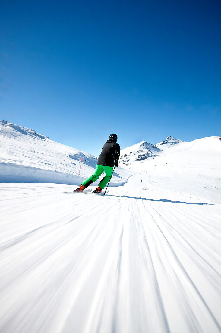 Skifahrer fährt bergab, Laax, Kanton Graubünden, Schweiz