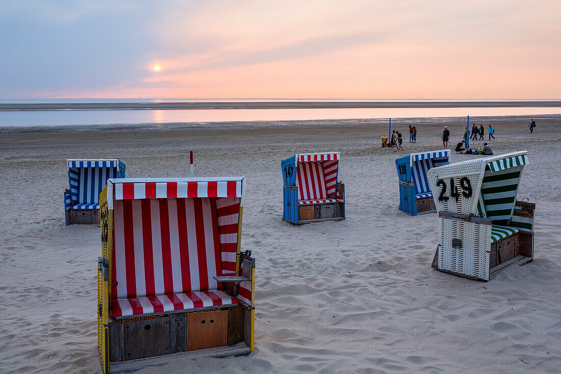 Strandkörbe am Strand in der Abenddämmerung, Wolkenstimmung, Langeoog, Ostfriesische Inseln, Nordsee, Ostfriesland, Niedersachsen, Deutschland, Europa