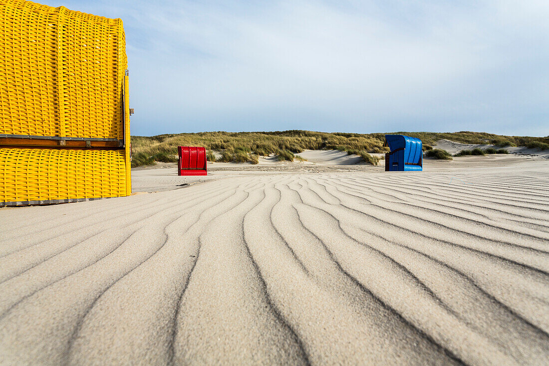 Strandkörbe am Strand, Juist, Ostfriesische Inseln, Nordsee, Ostfriesland, Niedersachsen, Deutschland, Europa