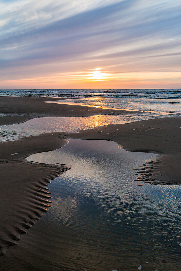 Strand bei Sonnenuntergang, Juist, Ostfriesische Inseln, Nationalpark Niedersächsisches Wattenmeer, Unesco Weltnaturerbe, Nordsee, Ostfriesland, Niedersachsen, Deutschland, Europa