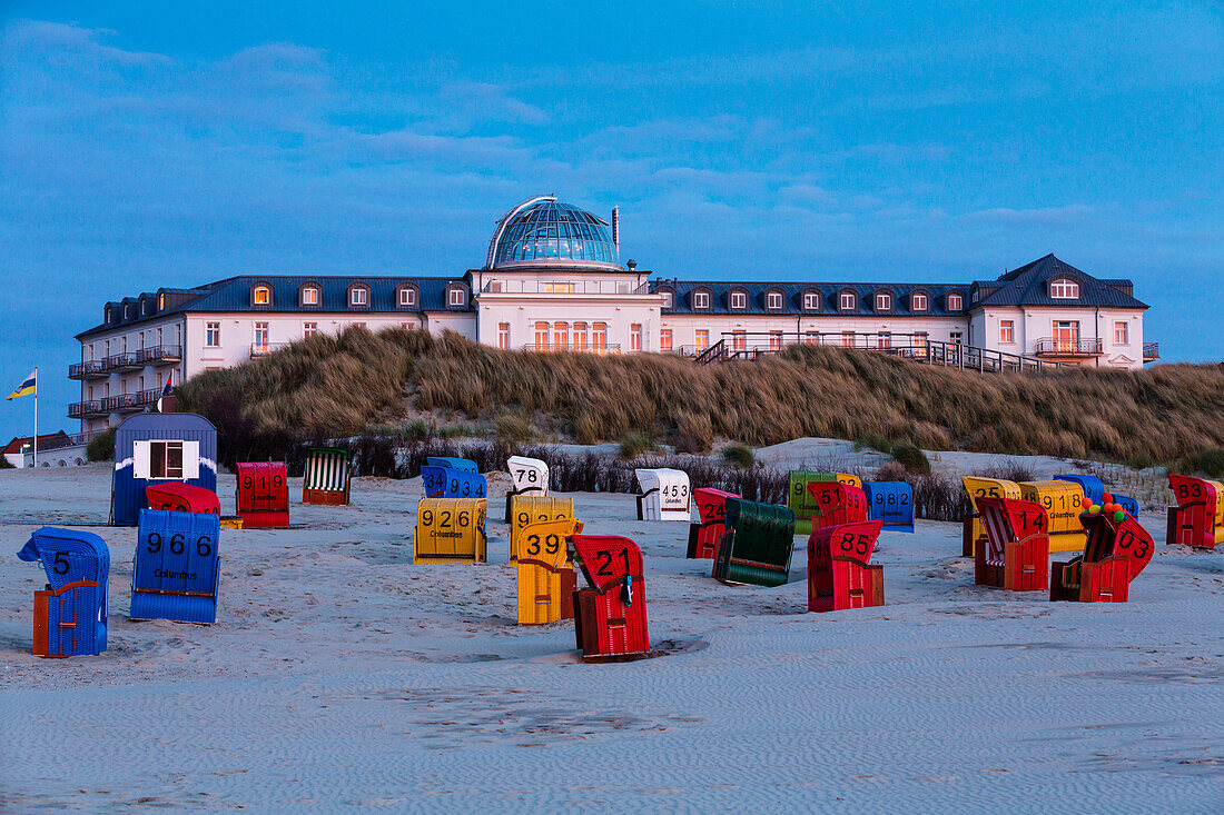 Strandhotel und Kurhaus in der Abenddämmerung, Strandkörbe, Juist, Ostfriesische Inseln, Nationalpark Niedersächsisches Wattenmeer, Nordsee, Ostfriesland, Niedersachsen, Deutschland, Europa