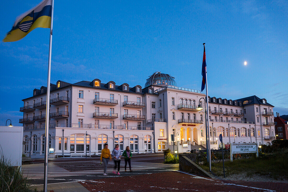 Strandhotel und Kurhaus in der Abenddämmerung, Juist, Ostfriesische Inseln, Nationalpark Niedersächsisches Wattenmeer, Nordsee, Ostfriesland, Niedersachsen, Deutschland, Europa