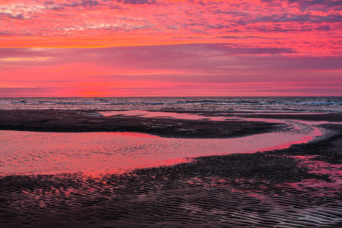 Strand bei Sonnenuntergang, Priel, Juist, Ostfriesische Inseln, Nationalpark Niedersächsisches Wattenmeer, Unesco Weltnaturerbe, Nordsee, Ostfriesland, Niedersachsen, Deutschland, Europa