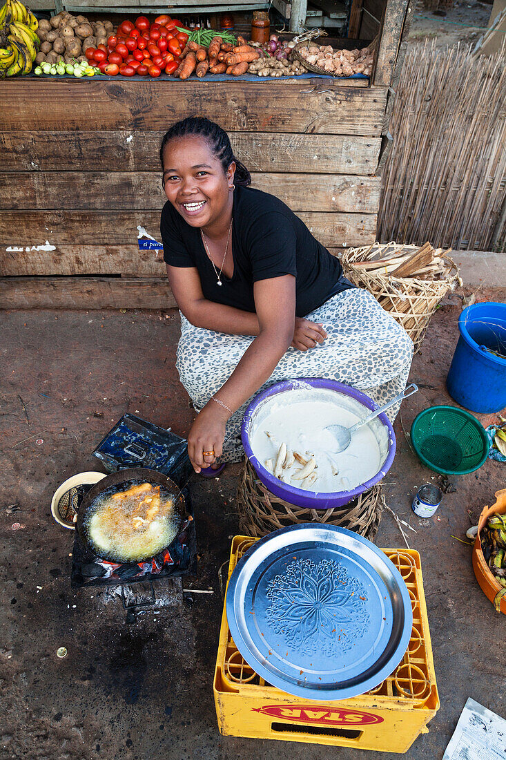 Garküche auf der Straße, Ranohira, Madagaskar, Afrika