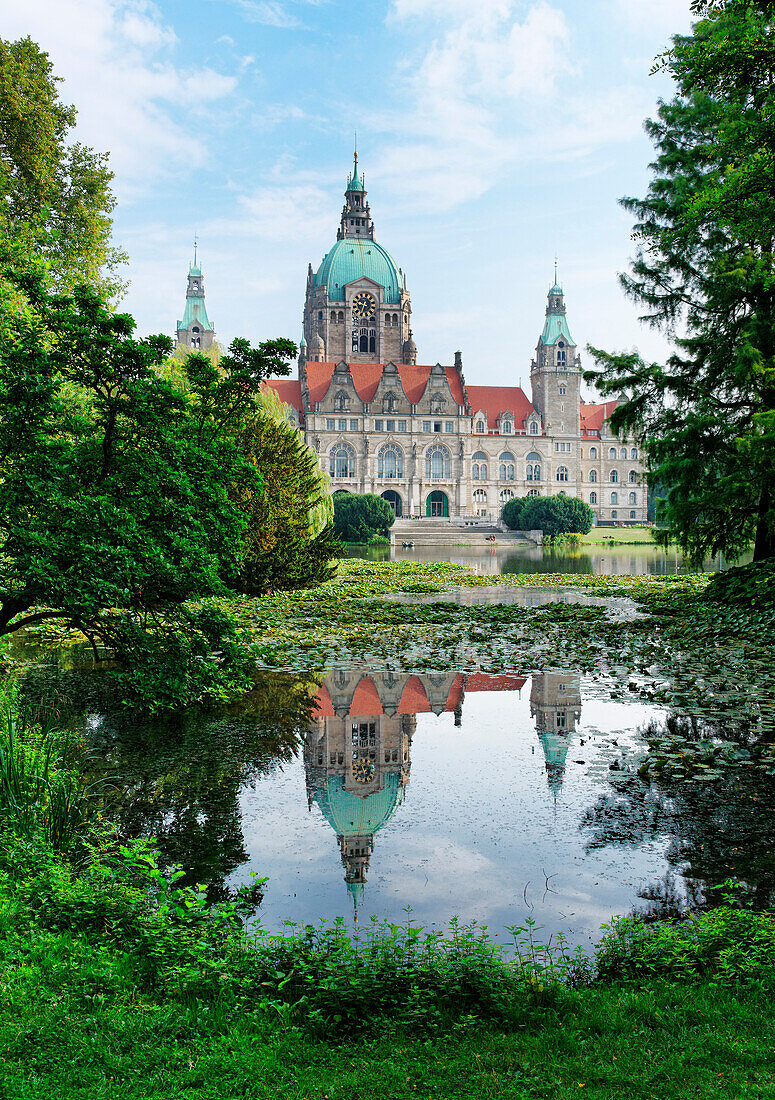 New City Hall reflecting in Maschteich, Hannover, Lower Saxony, Germany