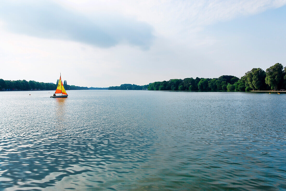 Segelboot auf dem Maschsee, Hannover, Niedersachsen, Deutschland