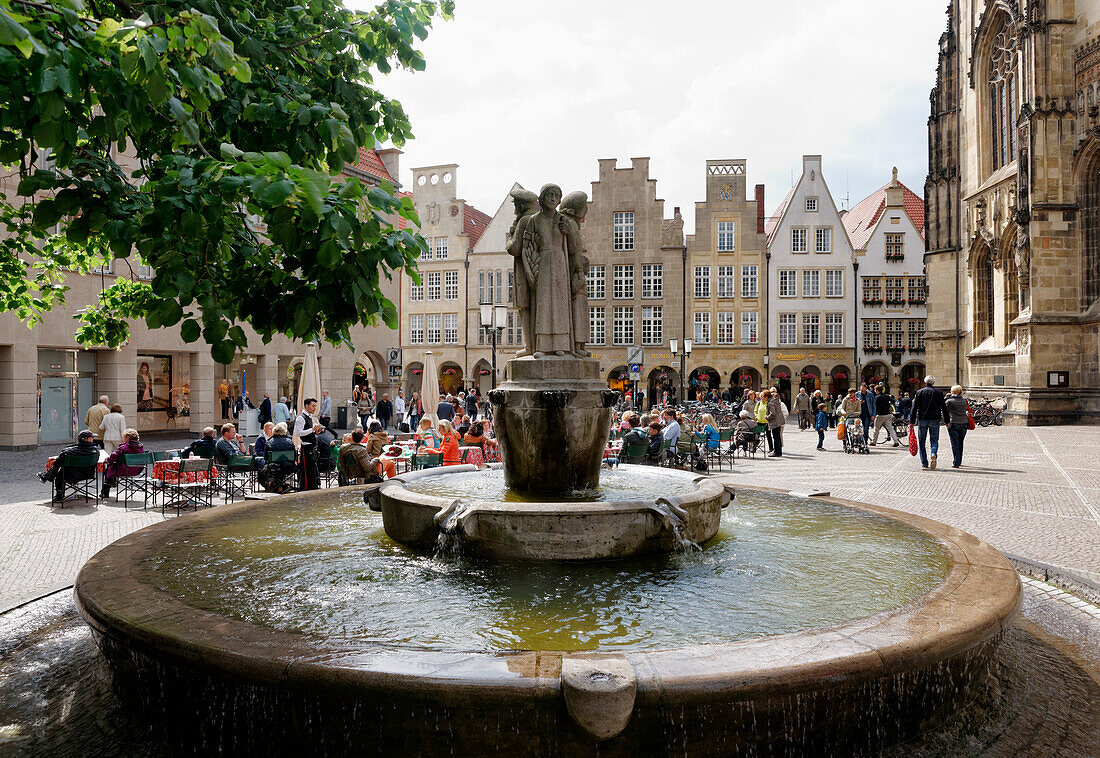 Town square with fountain, Lambertikirchplatz, Muenster, North Rhine-Westphalia, Germany