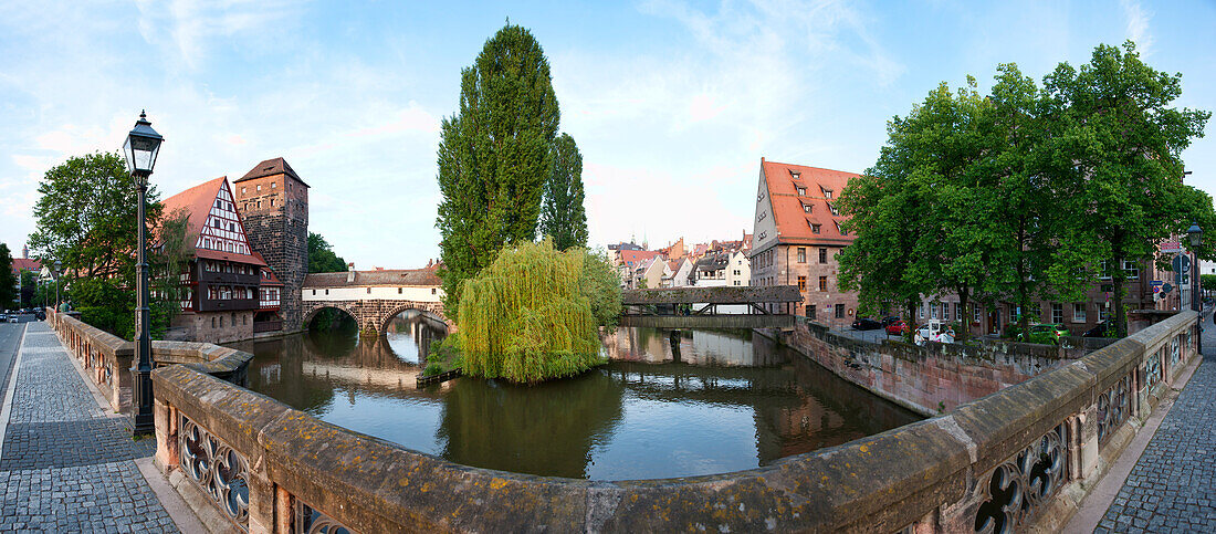 Blick von der Maxbrücke, die Pegnitz, Fachwerkbau des Weinstadels, Wasserturm und überdachter Henkersteg, Nürnberg, Mittelfranken, Bayern, Deutschland