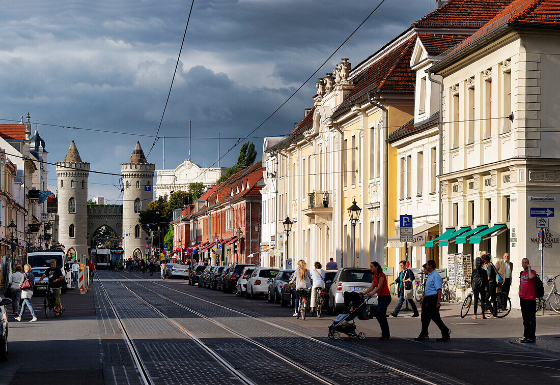 Friedrich-Ebert-Strasse mit Nauener Tor, Potsdam, Land Brandenburg, Deutschland