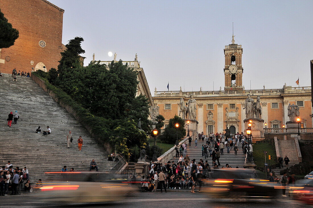 Vollmond über Kapitolsplatz mit Santa Maria in Aracoeli und Senatorenpalast, Palazzo Senatorio, Rom, Italien