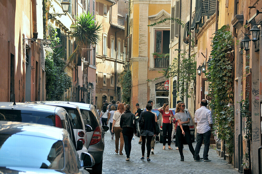Leute und Touristen in Trastevere, Rom, Italien