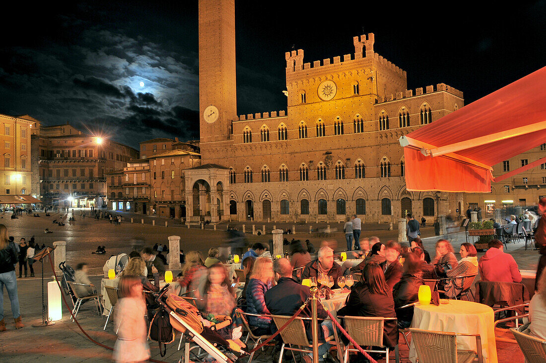 Piazza del Campo mit Rathaus bei Nacht, Siena, Toskana, Italien