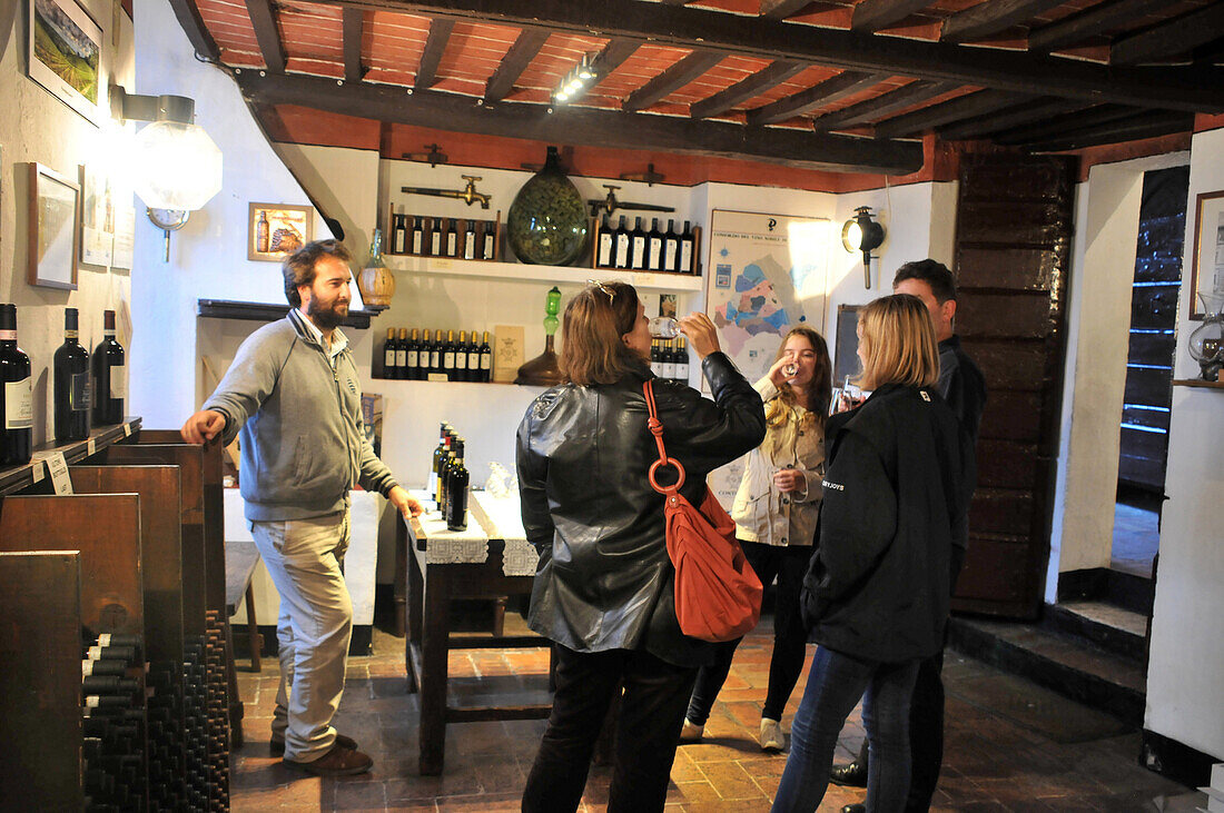 Weinprobe bei Contucci in Montepulciano, Siena, Süd-Toskana, Toskana, Italien