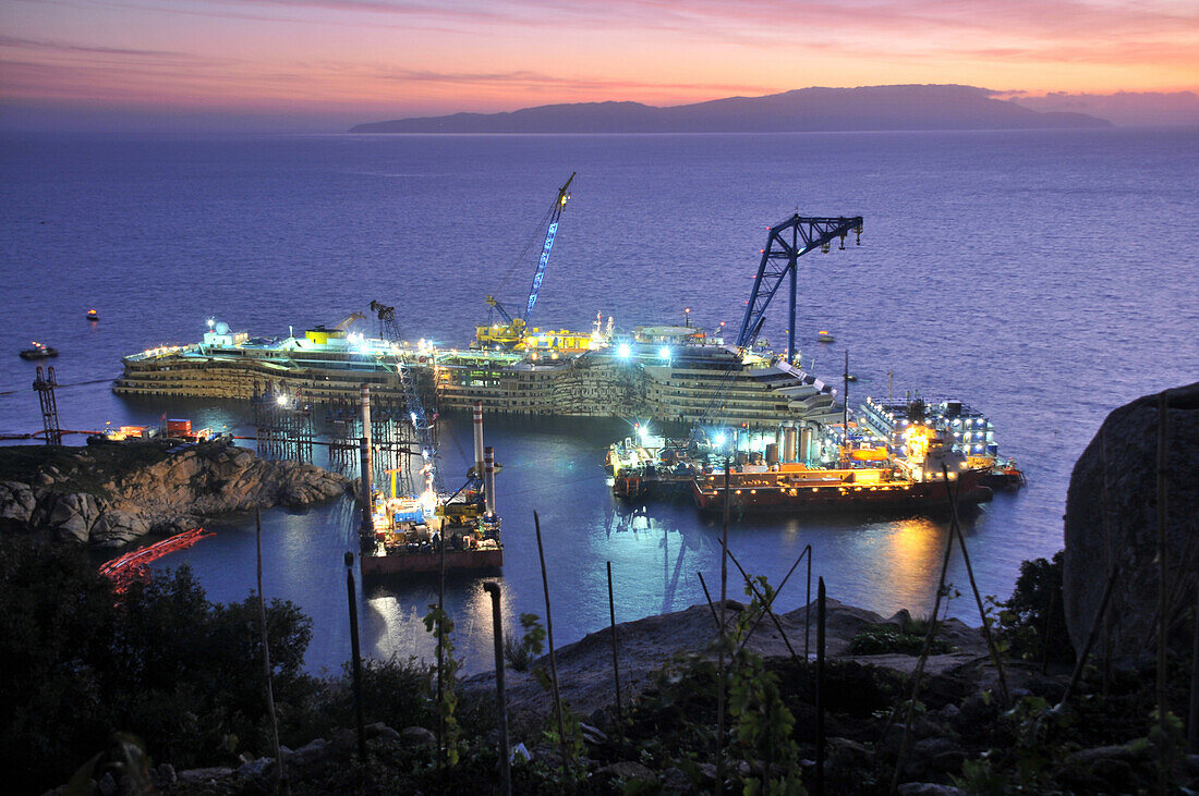 Wrack der Costa Concordia vor Giglio Porto, Insel Giglio im Mar Tirreno, Süd-Toskana, Toskana, Italien