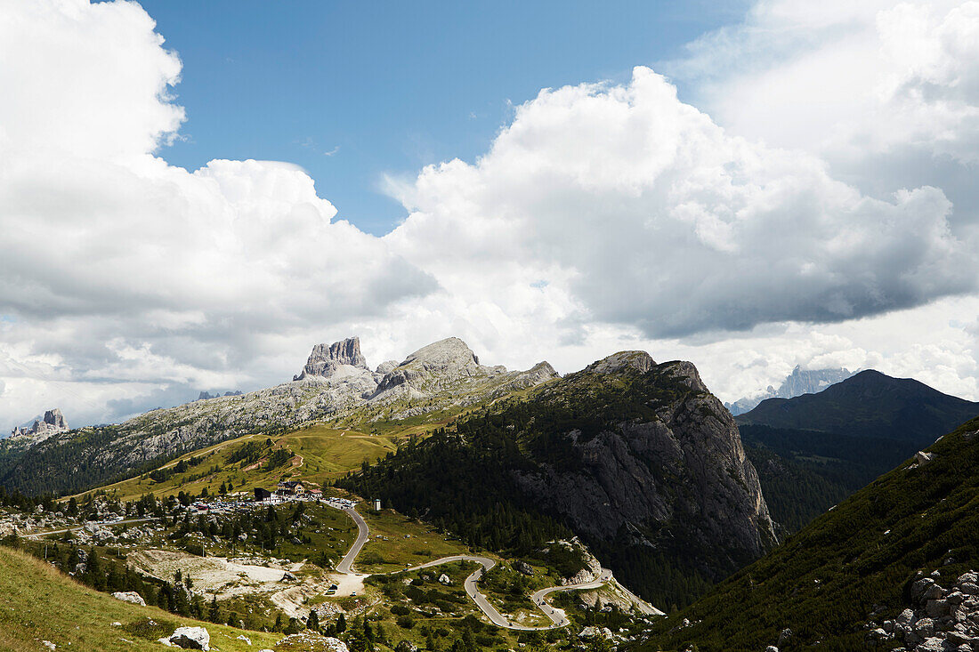 Blick über Passo di Falzarego auf Cinque Torri, Alta Badia, Dolomiten, Südtirol, Italien
