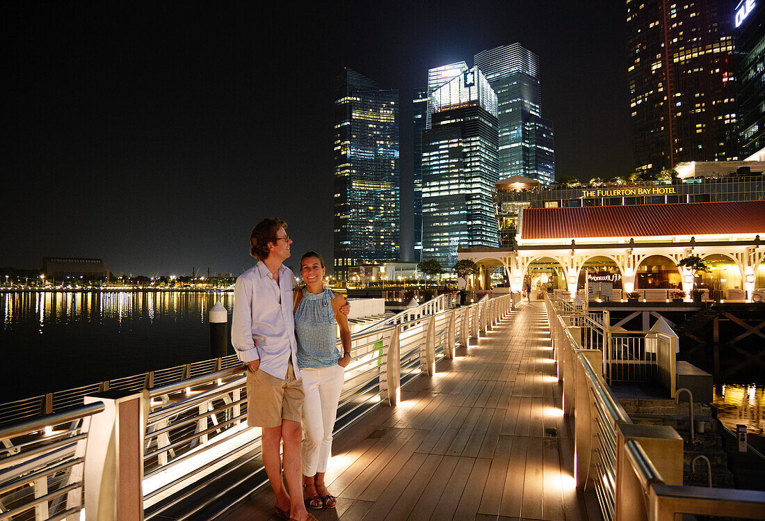 Paar steht auf einer Steg der Marina Bay, Downtown Core, Singapur
