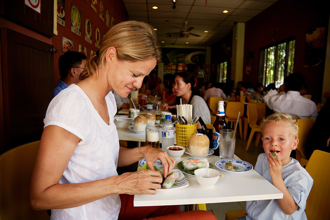 Mutter und Sohn essen in einem asiatischen Restaurant, Chinatown, Singapur