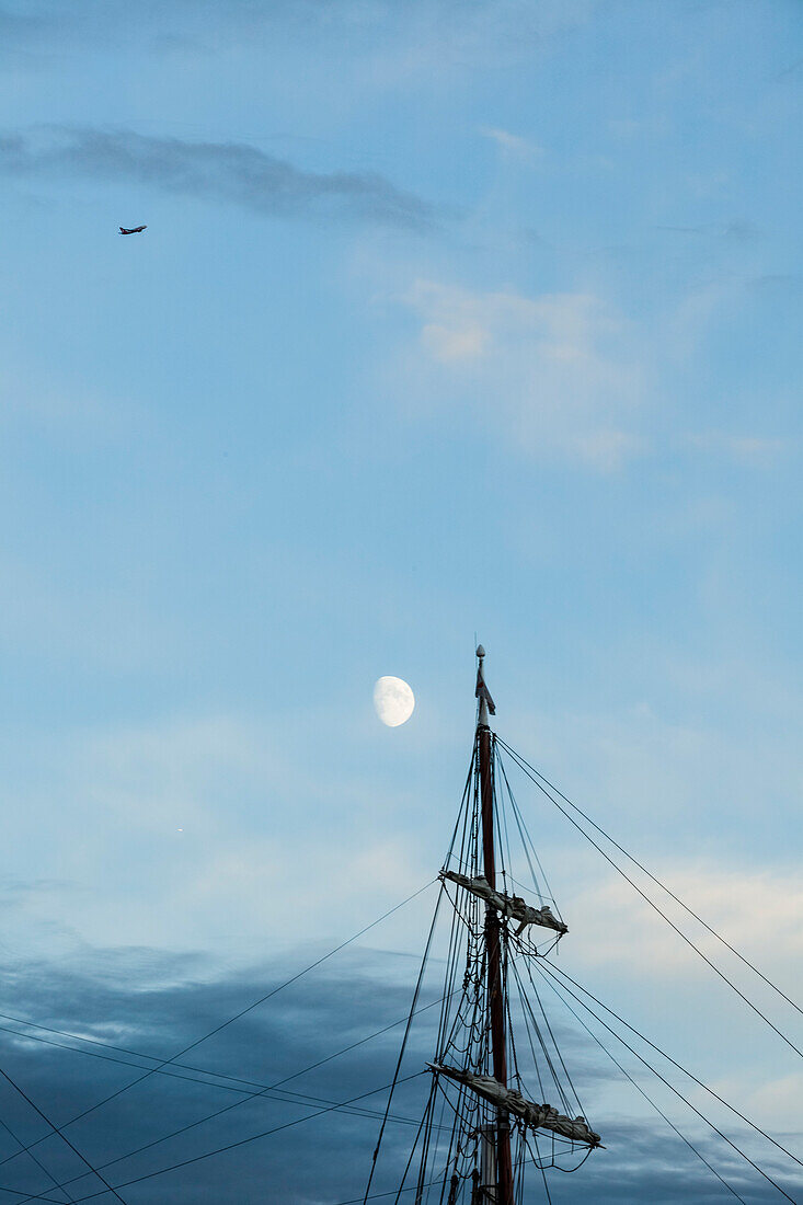 Mond über Mast von einem Segelschiff, Hamburg, Deutschland