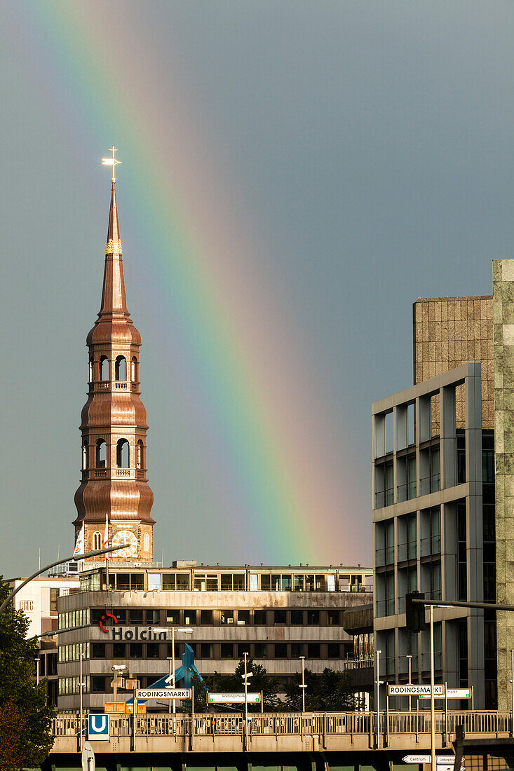 Regenbogen über Hauptkirche Sankt Katharinen, Hamburg, Deutschland