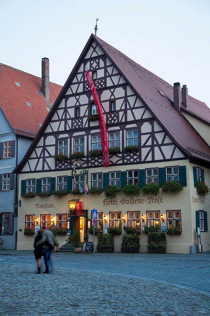 Hotel Goldene Rose in der Altstadt in der Dämmerung, Dinkelsbühl, Franken, Bayern, Deutschland