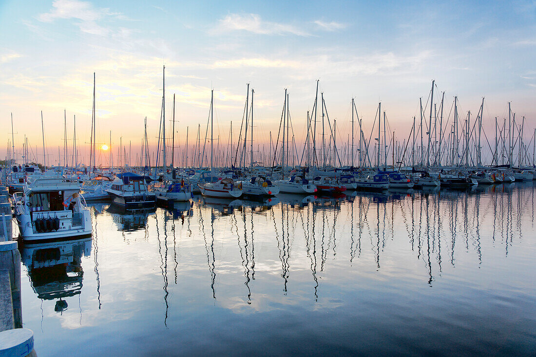 Yachthafen bei Sonnenuntergang, Ostseebad Kühlungsborn, Mecklenburg-Vorpommern, Deutschland