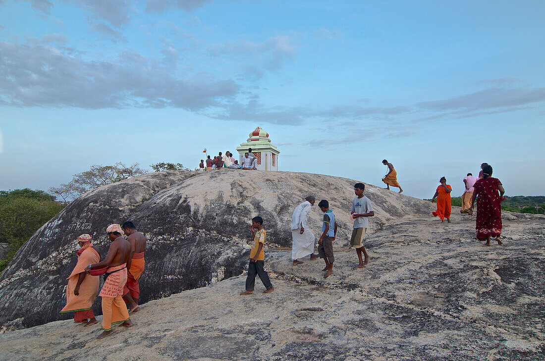 Tamilische Pilger auf dem Weg nach Kataragama auf dem Kudimbigala Felsen südlich von Arugam Bay, Ostküste. Sri Lanka, Südasien