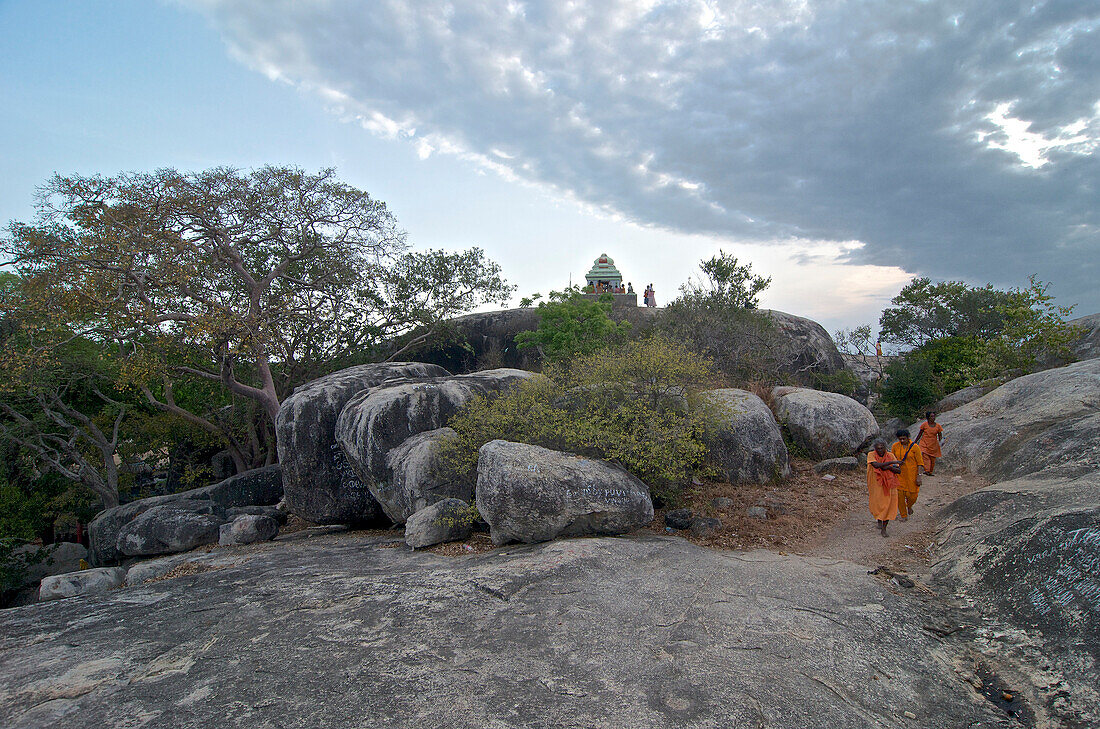 Pilger auf dem Weg nach Kataragama auf dem Kudimbigala Felsen südlich von Arugam Bay, Ostküste. Sri Lanka, Südasien