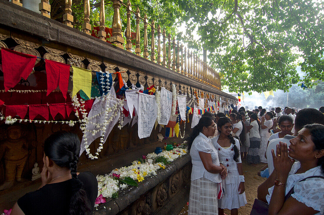 Besucher an Poya (Vollmond) am Kelaniya Raja Maha Vihara, buddhistischer Tempel, Colombo, Sri Lanka, Südasien