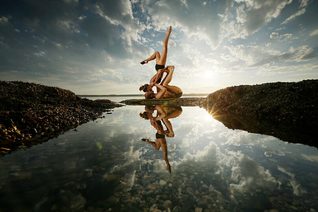 Paar beim Acroyoga am Starnberger See, Oberbayern, Bayern, Deutschland