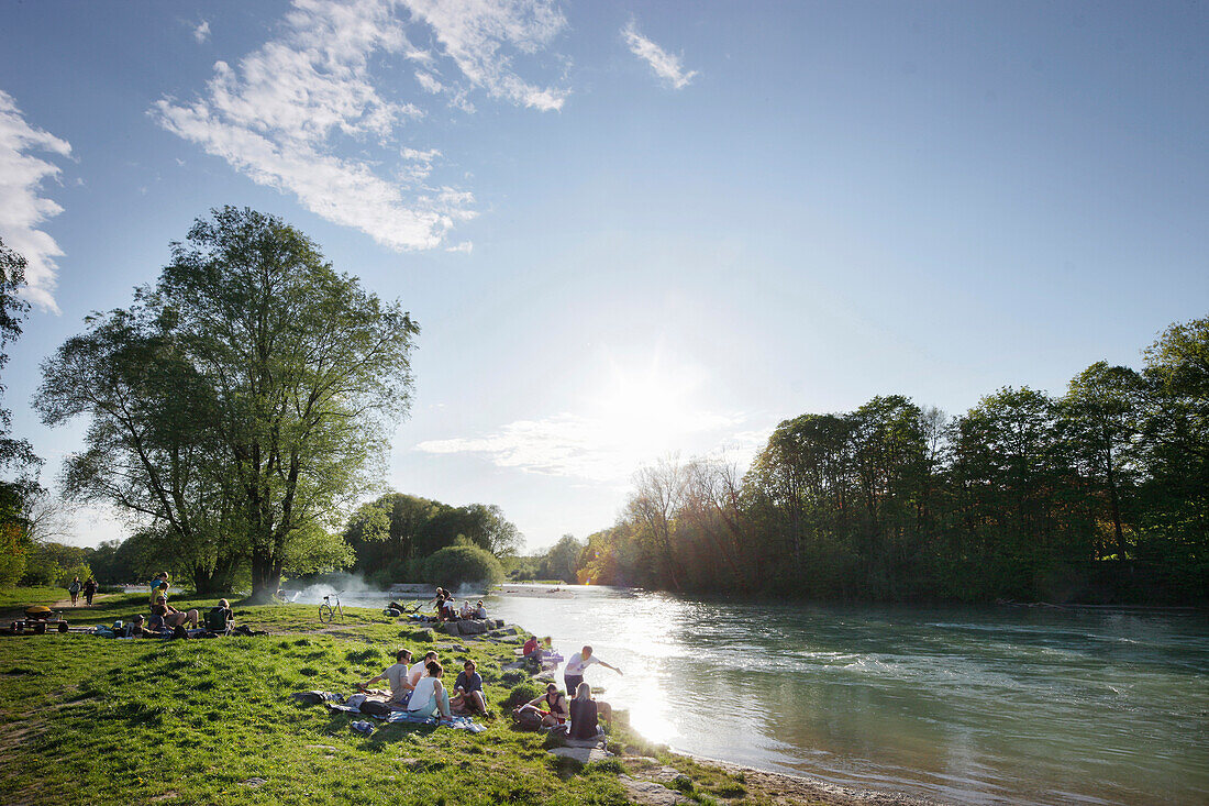 Personen entspannen am Isarufer, Flaucher, München, Bayern, Deutschland