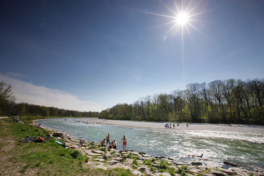 Personen am Flussufer der Isar, München, Bayern, Deutschland
