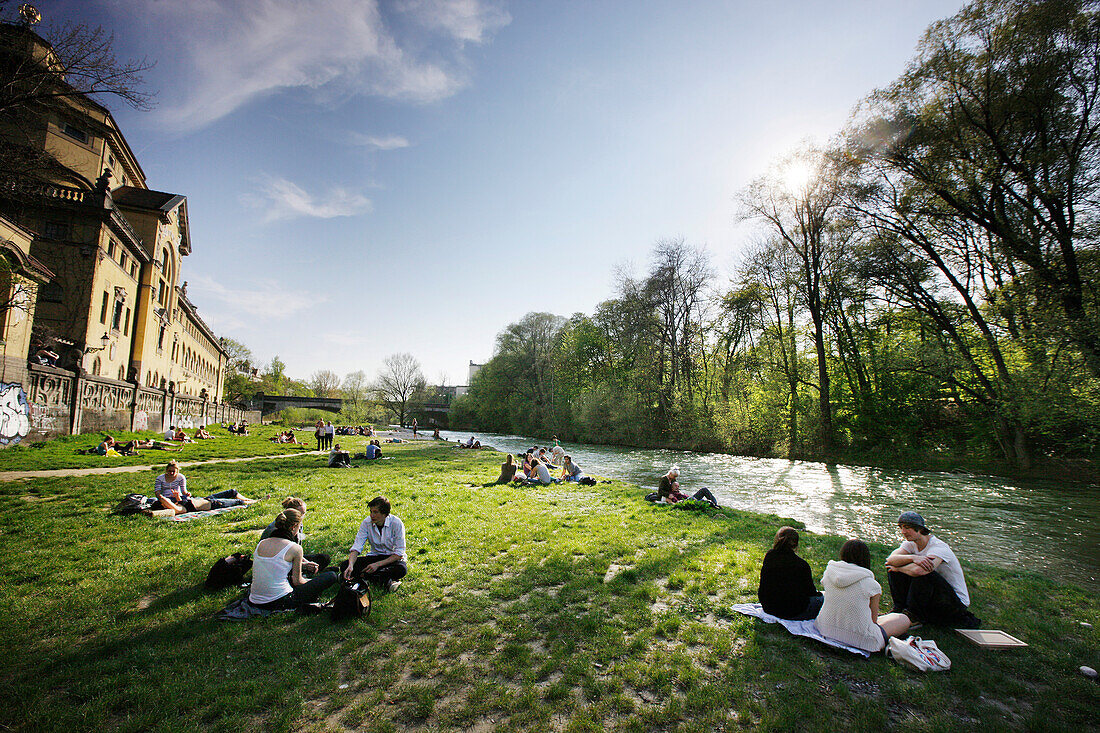 Personen entspannen am Isarufer, Müllersches Volksbad, München, Bayern, Deutschland