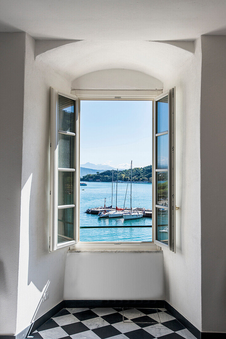 Blick aus einem Fenster auf Hafen, Porto Venere, Provinz La Spezia, Ligurien, Italien
